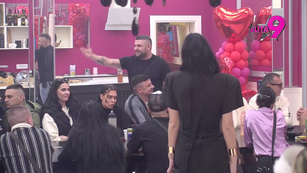 Gleda me kao trofej, posle Stanije Dobrojević... Asmin pokušao da oduva Maju Marinković, ona ponizila njega i Aneli u paketu (VIDEO)