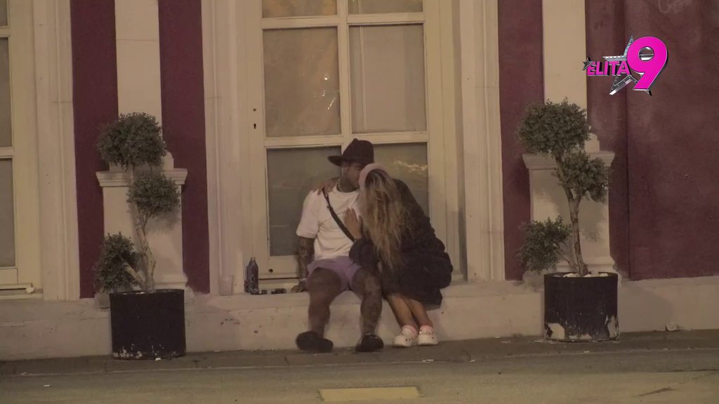 Pršte poljupci na sve strane! Aneli i Filip u naletu strasti, ona u jednom momentu prebacila: Je l' ovako ljubakaš i druge?! (VIDEO)