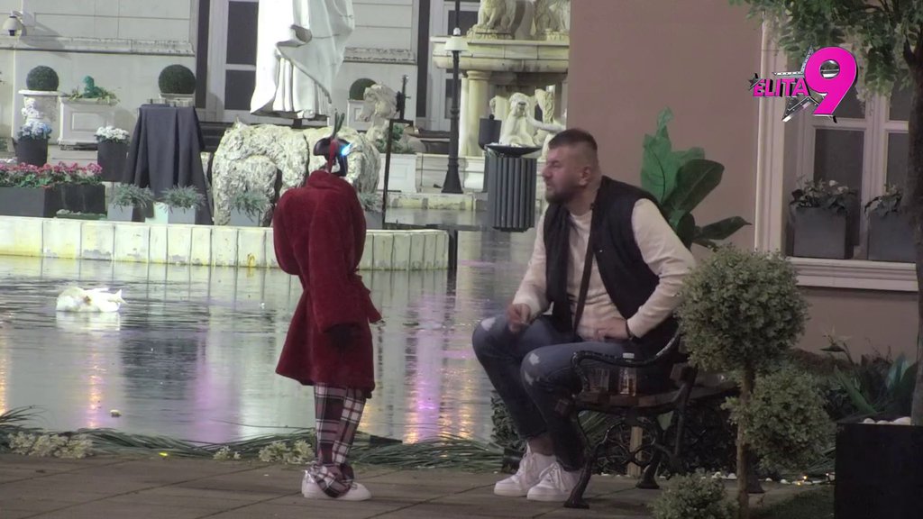 Dobio sam dve čokoladice, ali... Janjuš se razmišlja da li da pojede slatkiše od Grofice, ne zna da li će biti omađijan! (VIDEO)