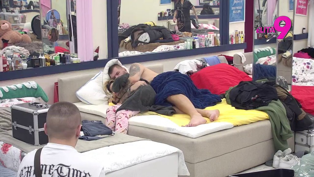 PRISETILI SE STARIH DANA! Janjuš strastveno zagrlio Aneli, pa poručio: OVAKO SMO SE NEKAD MAZILI! (VIDEO)