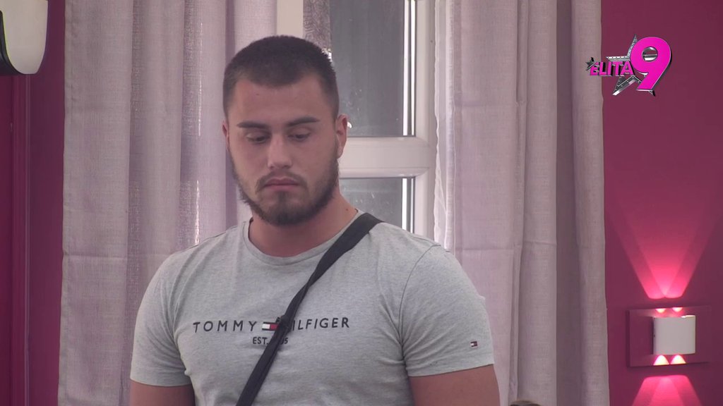 SLOMILA SE NA HILJADU DELOVA: Mina očajna zbog Viktora, on je ponovo udaljio od sebe, pa joj Mića uputio PRERKOR: LAGALA SI GA...  (VIDEO)