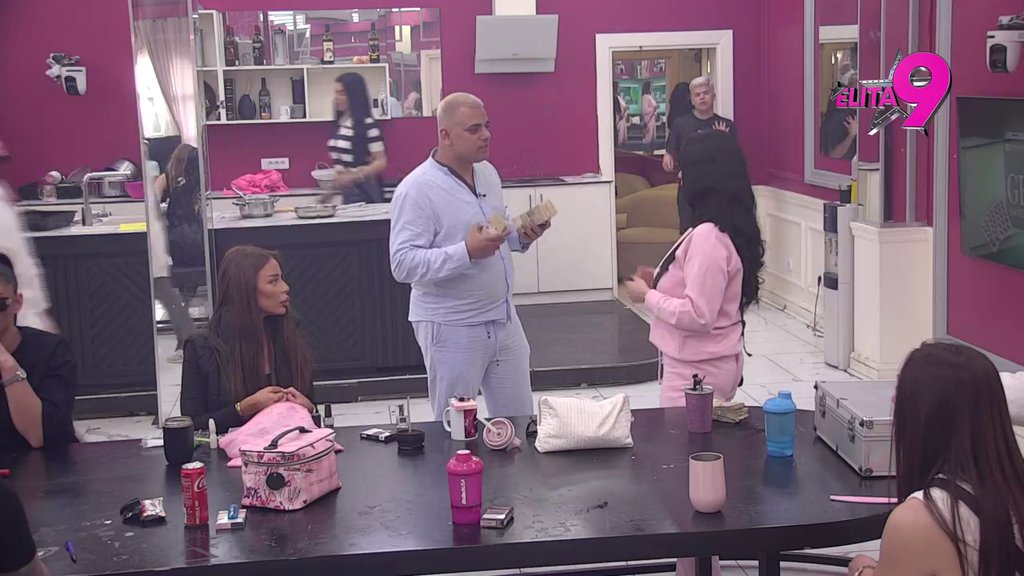 Isfrustrifan si jer nisam htela da budem s tobom! Bora zaratio i sa pevačicom, ona mu žestoko odbrusila! (VIDEO)