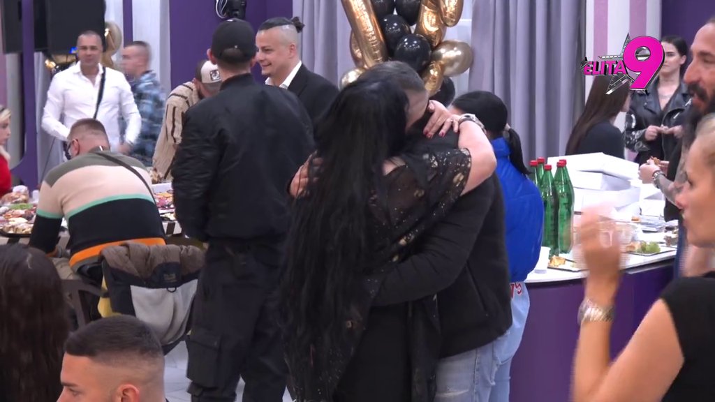 NE GUBI VREME! Milosava stisla Asmina, on zavukao glavu ispod njene bluze! (VIDEO)