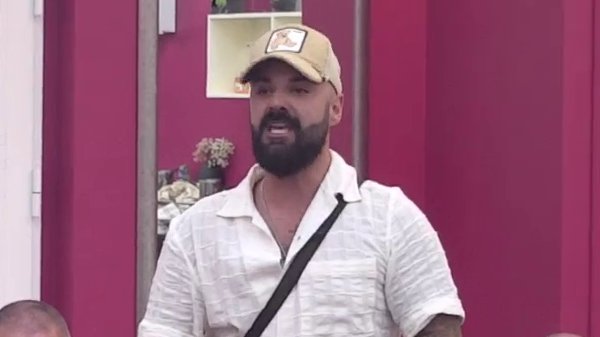 Luka uhvaćen u laži: Pričao da Aneli nikad nije poljubio pred Norom, a ovo je istina! Pogledajte kako ljubi Ahmićevu dok u naručju drži njenu ćerku (VIDEO)