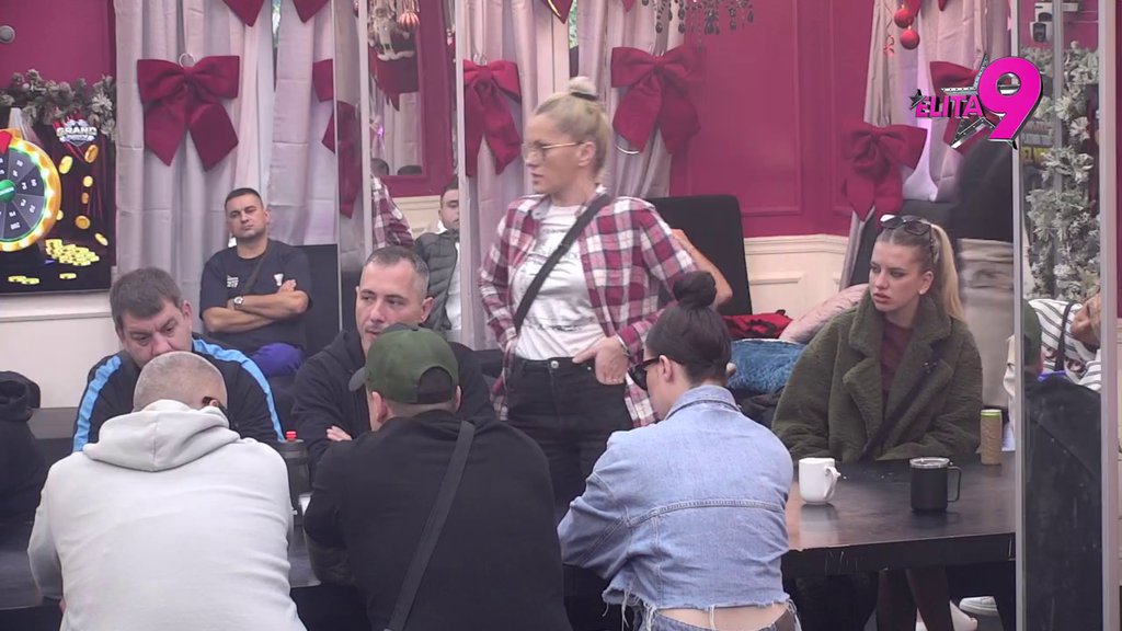 GANGSTER U PATOFNAMA: Jovana Mitić jedva dočekala svojih pet minuta da oplete slasno po Asminu! (VIDEO)