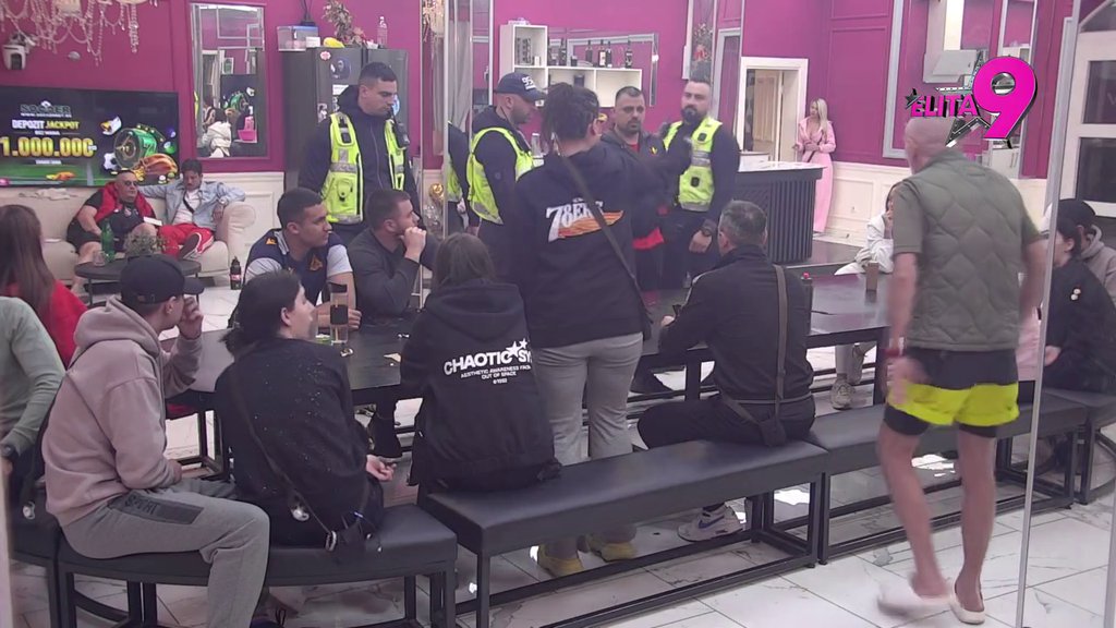 Ima da ti se isp*šam po krevetu! Bora sasuo salvu JEZIVIH UVREDA Boginji, popio žestoku osudu! (VIDEO)