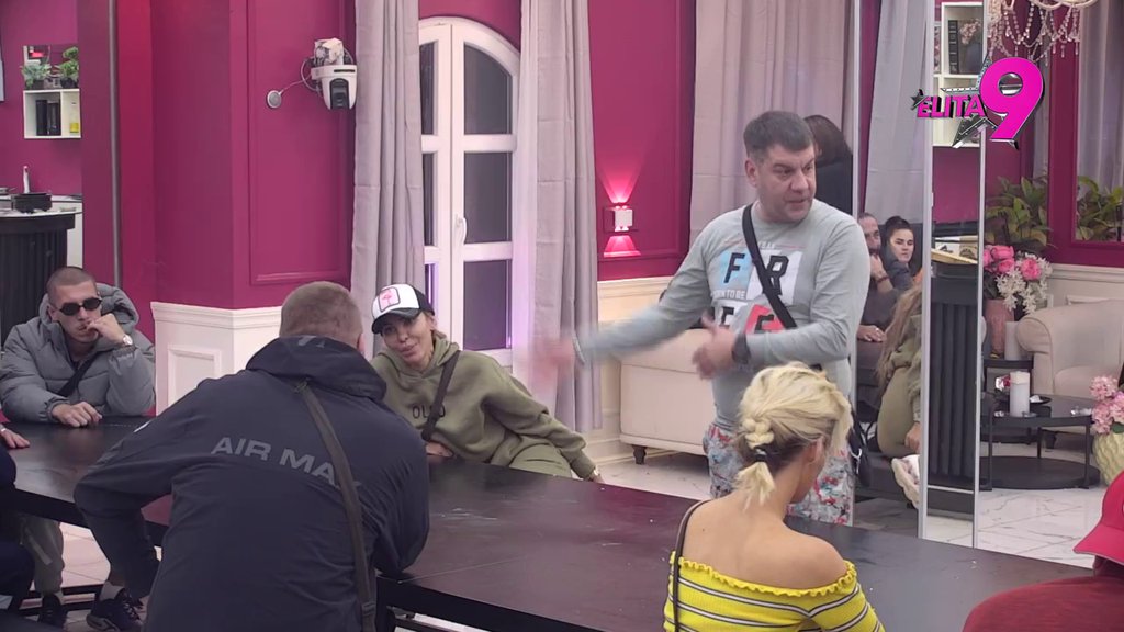 Novo poniženje za Luku Vujovića: Aneli ne skida osmeh s lica dok Janjuša ubeđuje da voli svog verenika! (VIDEO)