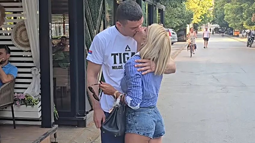 JOVANA JEREMIĆ U ULTRA KRATKOM ŠORTSU LJUBI TIGRA NASRED ULICE! U vrtoglavim štiklama razmenjuju nežnosti naočigled prolaznika: Energija je sve! (FOTO)