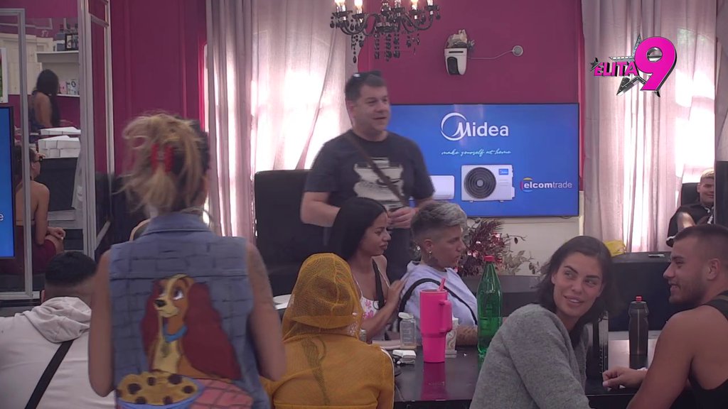 Ne zanima me koga on pijan grli: Aneli promenila sve boje zbog prizora koji je ugledala, otkrila šta misli o Filipovoj porodici! (VIDEO)
