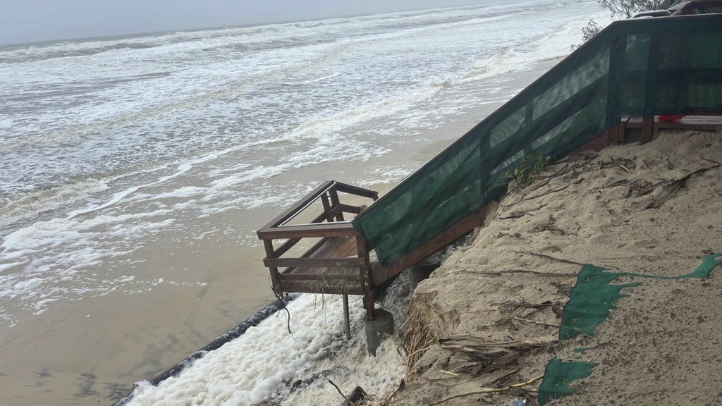 ZLATNA OBALA UNIŠTENA U NALETU CIKLONA ALFRED: : Izgleda neprepoznatljivo, najlepše plaže su razorene (FOTO)