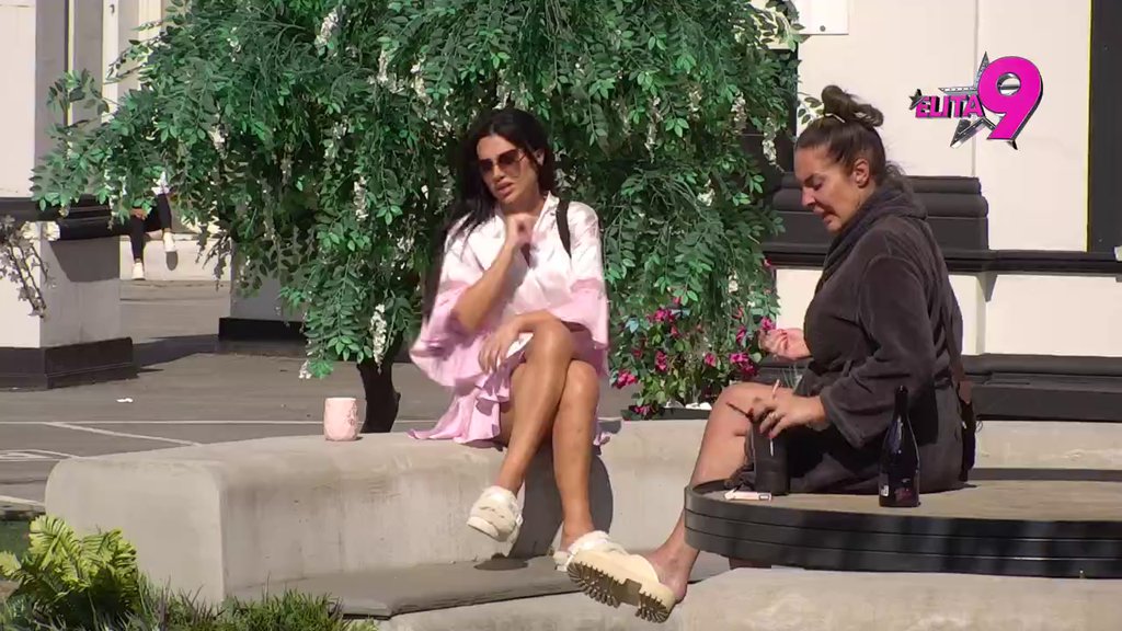 ISPAO MI JE TELEFON IZ RUKE! Kačavenda otkrila kako je izgledao trenutak kad ju je Ana Ćurčić optužila da joj je UKRALA STO HILJADA EVRA! (VIDEO)