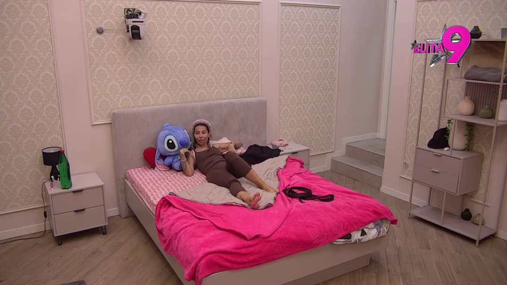 Ni Aneli mu nije problem: Anita ni ne sluti šta Luka radi dok ona spava! (VIDEO)