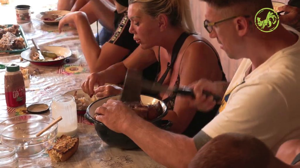 Kristijan doneo SEKIRU za sto, pa njom sekao MESO: Jakšićeva šokirala OVIM ZAHTEVOM (VIDEO)
