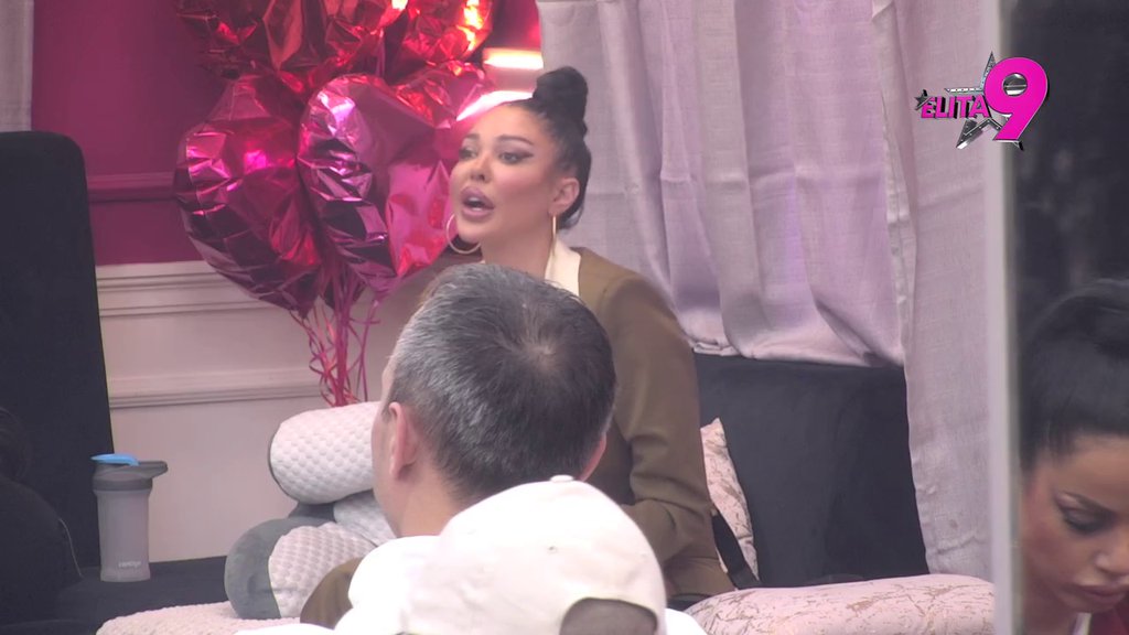 Treba žene da vežu kerove, a ona daje kerovima da pojedu njenu macu: Janjuš demolirao, ali bukvalno, Maju Marinković, ismejao je pred svima (VIDEO)