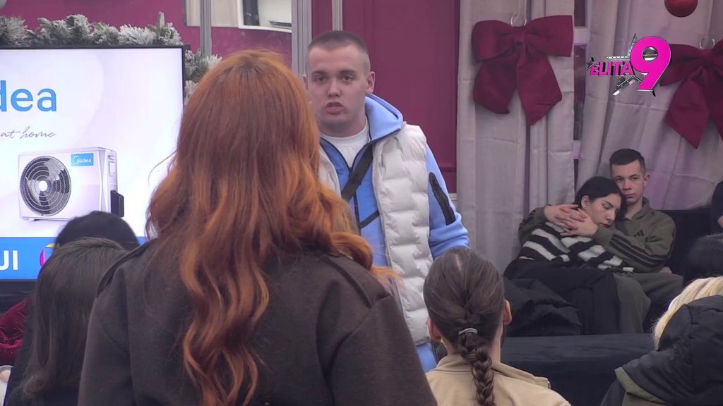 Folirant, smeje se kao cavica: Maja indirektno priznala da se Đukiću sviđa ona, zbog Anite rešila da se skloni iz cele priče! (VIDEO)