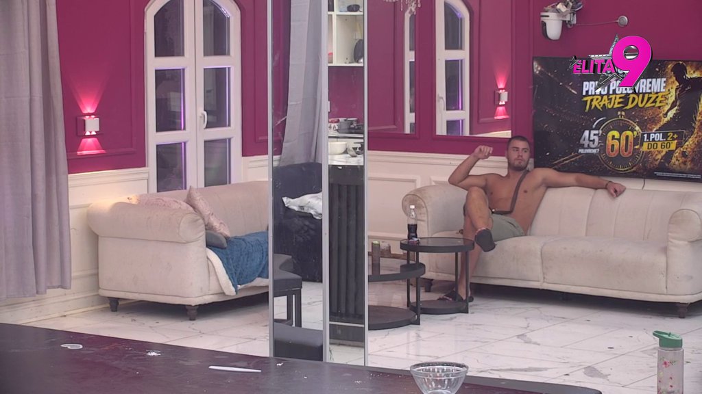 JEDEŠ KAO PROVALJENA: Viktor stavio do znanja Mini da previše puta u toku dana jede, pa joj natrljao na nos da je teška za održavanje! (VIDEO)
