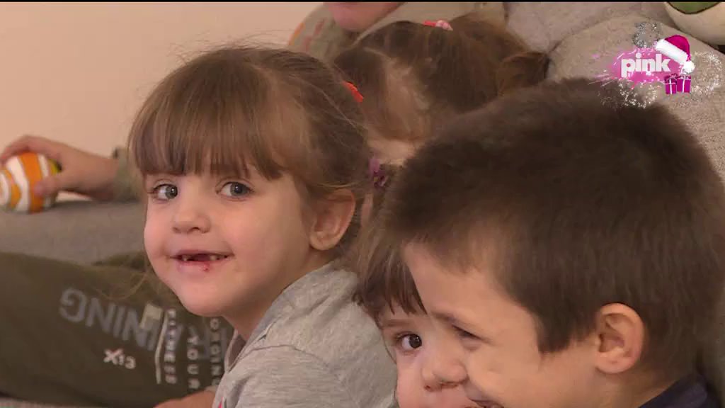 ZBOG PORODICE LUKIĆ JE CELA SRBIJA PLAKALA! Nakon što im je izgradio kuću iz snova, Željko Mitrović posetio sedmoro mališana i baku Mariju: Doneo im novogodišnje poklone i POLA MILIONA dinara! (FOTO)