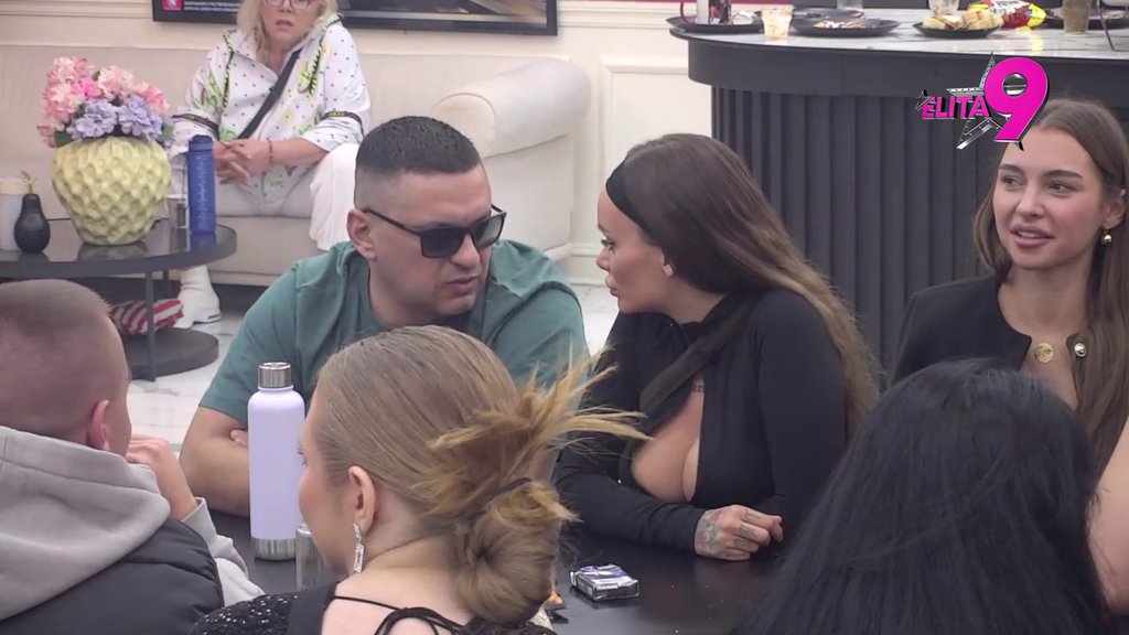 PUČE TIKVA! Bebica izvređao Teodori mamu i tatu, ona mu besno vratila verenički prsten (VIDEO)