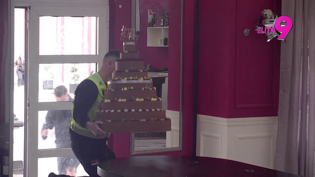 OBORIO IH S NOGU! Darko Tanasijević poslao GIGANTSKU TORTU u Elitu, ovo je povod! (VIDEO)