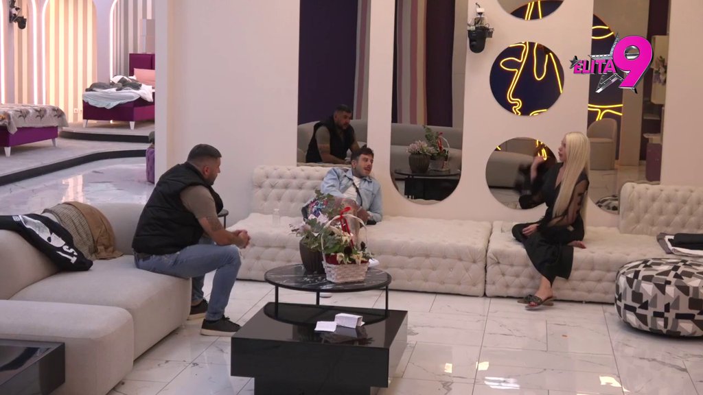 Platio je račun i prišao da se upoznamo: Vanja progovorila o bludnom životu i bivšim momcima, a evo ko je finansirao njene plastične operacije! Asmin ubeđen da se bavila prostitucijom (VIDEO)