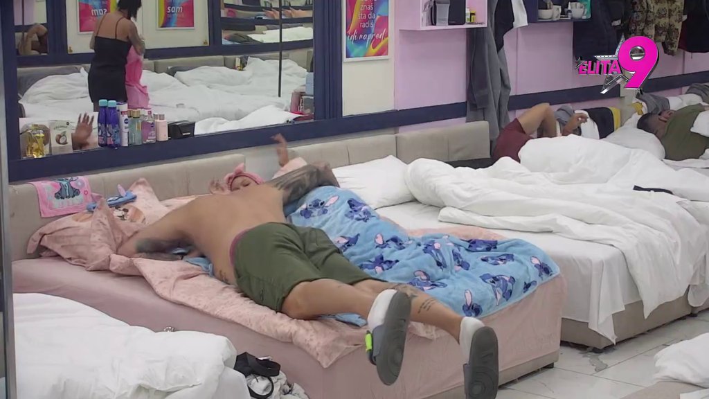 Janjuš se bacio u akciju: Uleteo u Majin krevet i pokušao da je zavede, ona poludela! (VIDEO)