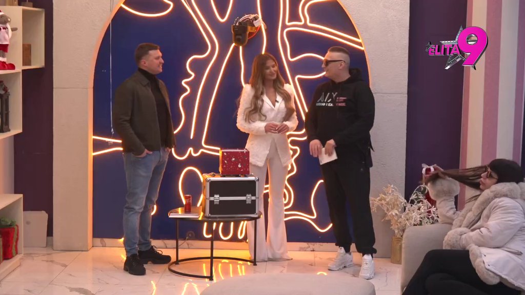 LJUBAV JE U VEZDUHU: Viktorovi roditelji poslali Mini specijalan pozdrav, ona ne skida osmeh s lica! (VIDEO)