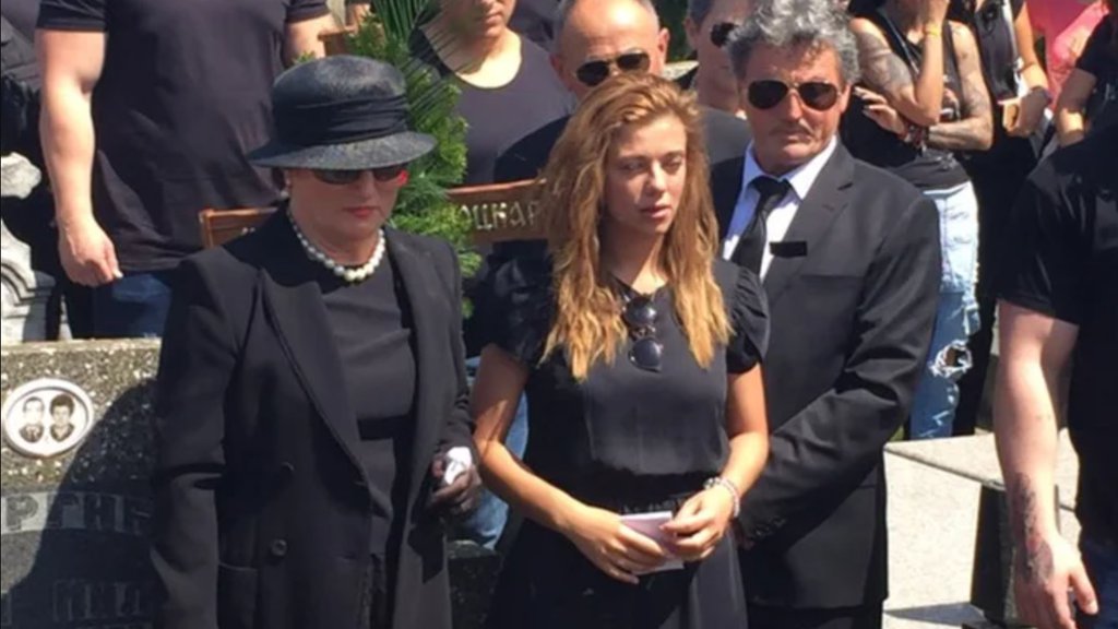 Kija Kockar posetila očev grob! Totalno preuredila sve, pa se oglasila: Postavila sam mu novi krst, jer moj stric NIKOME NE DOZVOLJAVA DA... (FOTO)