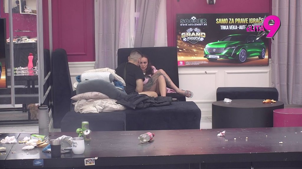 Ostvarila mu se noćna mora: Bebica pokušava da zaplače zbog spajanja Teodore i Filipa, rešio da spava sa njima u izolaciji (VIDEO)