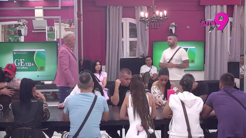 Plaši se da uđe u prave duele, kalkuliše oko plasmana: Učesnici žestoko osuli paljbu po Anelinoj podeli budžeta, nisu štedeli reči! (VIDEO)
