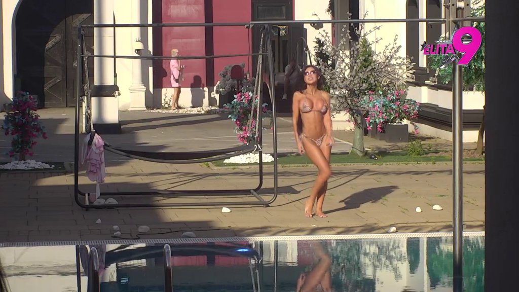 VRELO TELO STANIJE DOBROJEVIĆ! Zanjihala kukovima u izazovnom bikiniju, sve oči uprte u nju! (VIDEO)