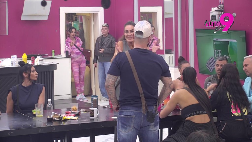 Ne zna gde udara: Kačavendi se trese tlo pod nogama, čupa se kako zna i ume od optužbi da je varala muža! (VIDEO)