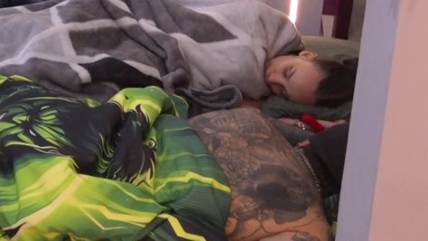 Bebicu bi ovaj prizor u grob oterao: Đukić i Teodora spojili ruke, pa se napravili ludi i zaspali! (VIDEO)