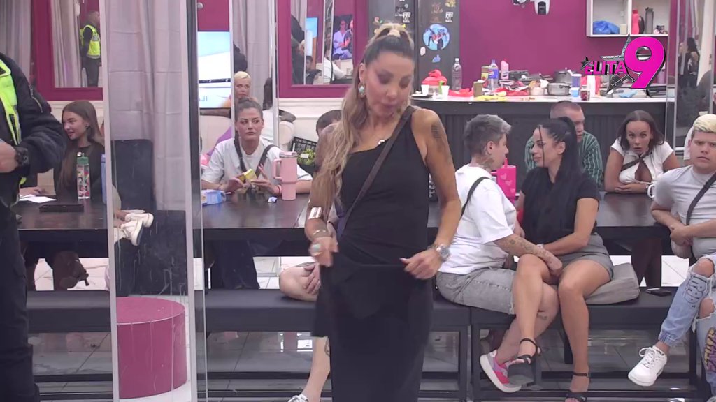 Obezbeđenje hitno reagovalo! Stanija neprestano vraća Aneli na fabrička, ona od nemoći počela da divlja po Beloj kući (VIDEO)