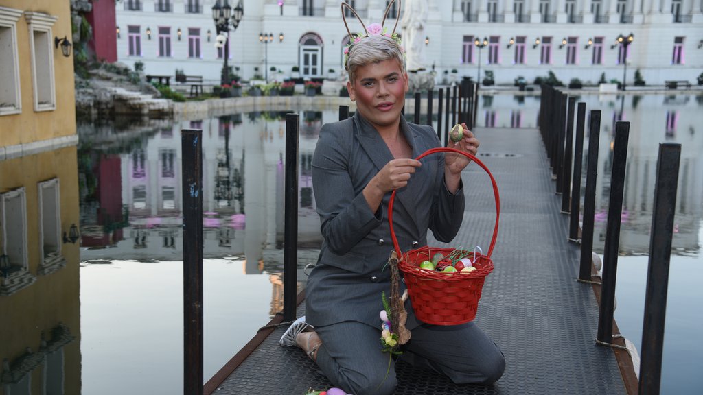 SAM KAO LIST NA VETRU: Uroš Stanić usamljeno pozirao na podu povodom VASKRŠNJEG slikanja za PINK.RS! Prepoznatljiv osmeh mu zamenilo smrknuto lice zbog brojnih IZDAJA! (VIDEO)