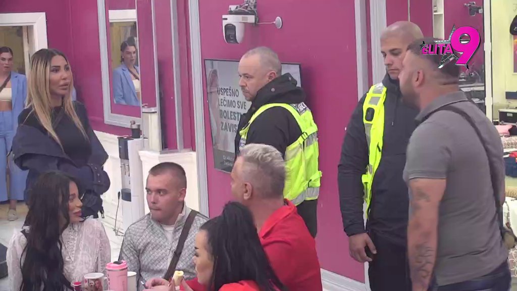 Karambol epskih razmera! Asmin i Aneli ponovo zaratili, pljušte uvrede: Obrukali smo je kao otac i majka, ali... (VIDEO)