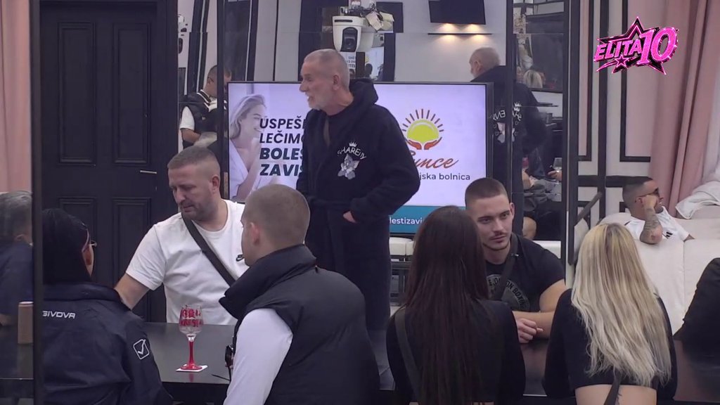 Presedan u Eliti! Slađi Poršelini posle ovog izlaganja cimeri APLAUDIRALI (VIDEO)