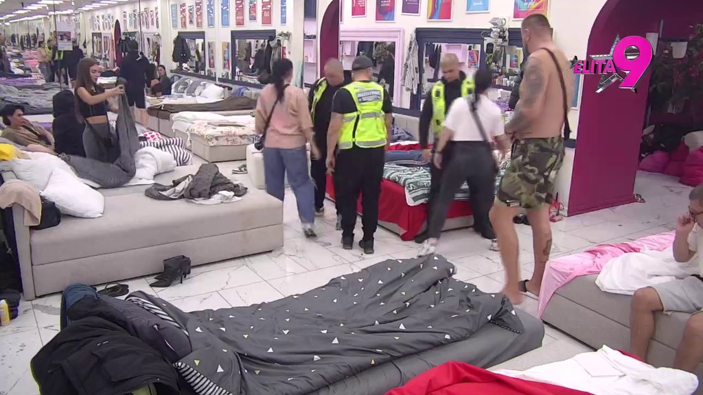 Tenzija se ne smiruje: Mina i Aneli se umešale da brane Boginju od Sare i Sandre, ori se spavaća soba od urlika! (VIDEO)