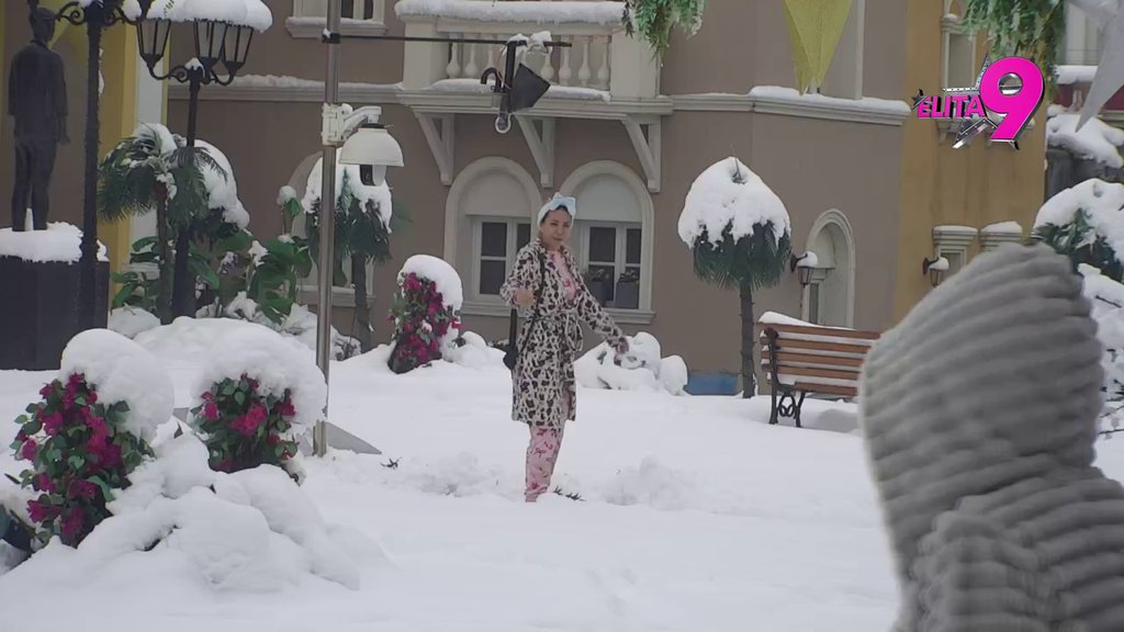 KORAK NAPRED, NAZAD DVA! Aneli kao BAMBI NA LEDU, jedva se zadržala na nogama! (VIDEO)