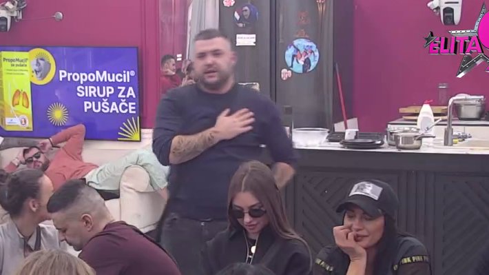 DEMANTOVAO SAM SEBE! Nakon što je rekao da će u potpunosti ignorisati Maju, Asmin opet svu pažnju usmerio ka njoj! (VIDEO)