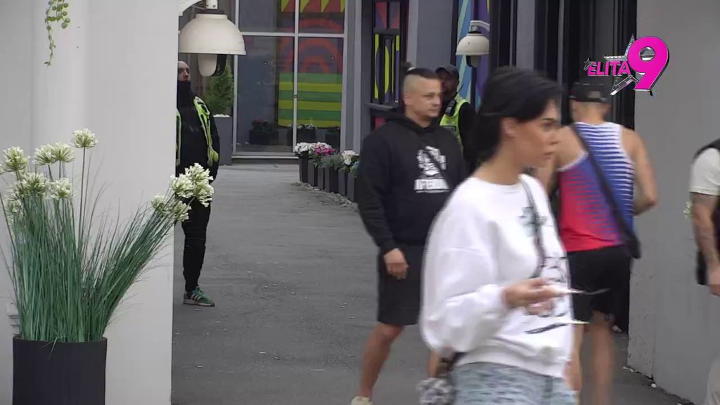 TRČI ZA NJOM: Terza ne prihvata NE, sve vreme ide iza Mine (VIDEO)