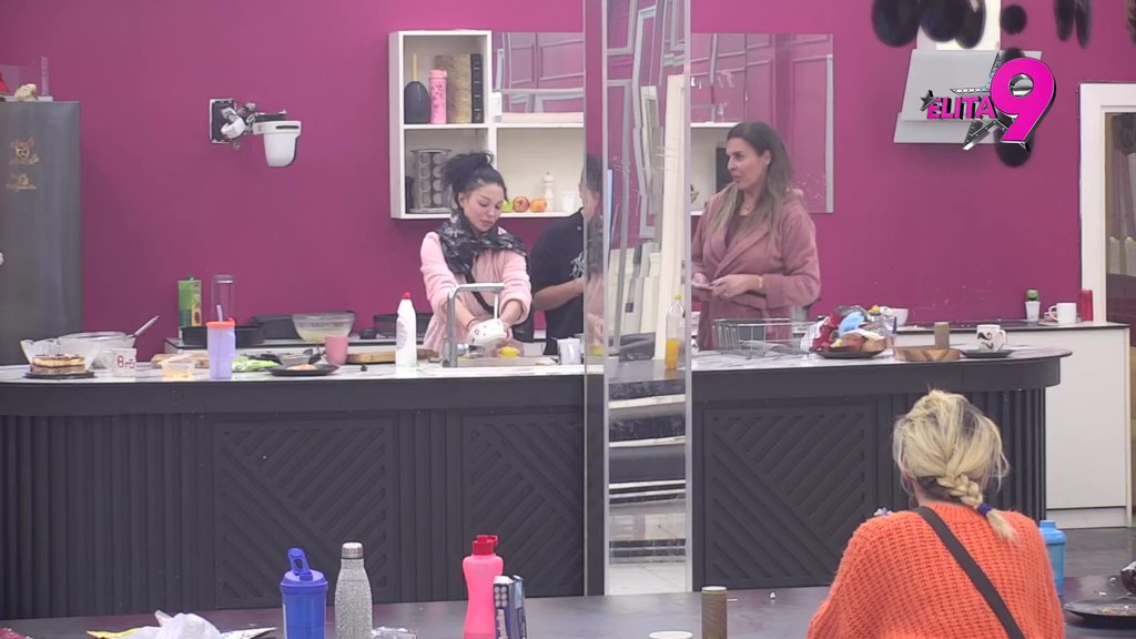 Očajna domaćica koja će vas dovesti do suza! Maja pred nervnim slomom jer mora da opere sudove, počela da priča sama sa sobom: Uvek sam imala frajere da mi kuvaju... (VIDEO)