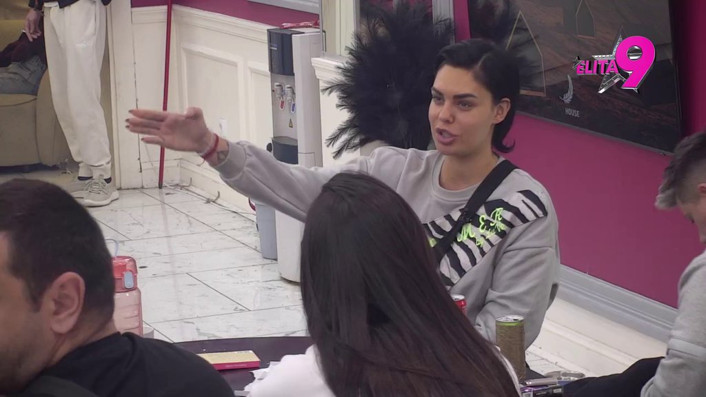 Isterala sve na čistac: Maja se brutalnim rečima obratila Terzi i Mini, žestoko im zamerila gnusne uvrede! (VIDEO)