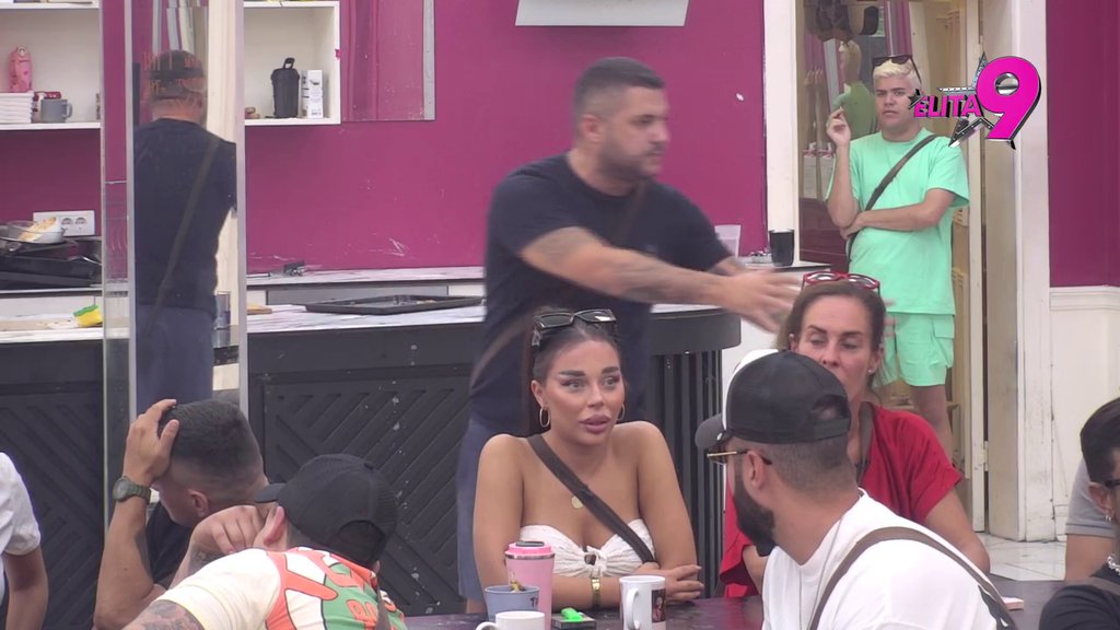Javno molim da me ostavi na miru: Asmin ne može da se reši Maje Marinković, pred svima joj dao šut kartu i otkrio da ga je molila da imaju odnose! (VIDEO)