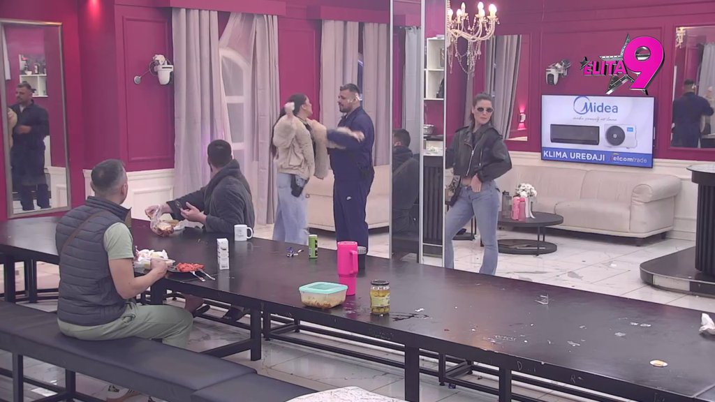 CEO UMAZAN ŠLAGOM! Anastasija pogodila Boru TORTOM U GLAVU, ori se Bela kuća! (VIDEO)