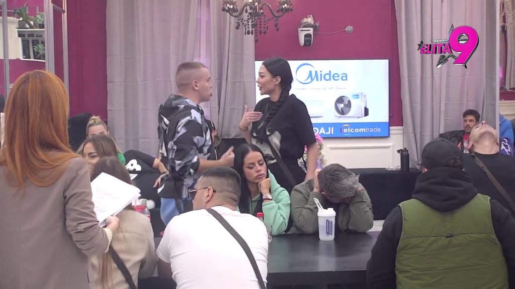 Alibabi pala roletna: Maja ga izbacila iz takta, iz petnih žila zaurlao na nju! (VIDEO)