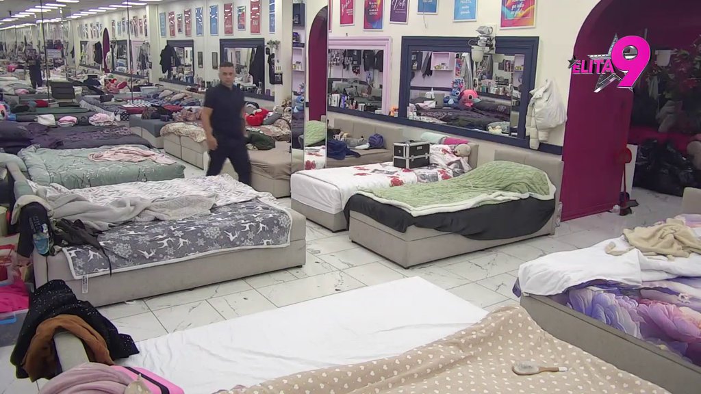 Prati joj svaki korak! Bebica ne pušta Teodoru iz vidika, ide za njom u stopu, ne da joj mira (VIDEO)