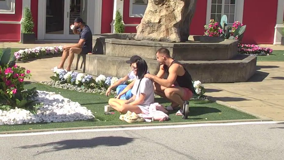 NI ASMIN, NI TERZA: Evo u čijim rukama je završila Mina Vrbaški danas! (VIDEO)
