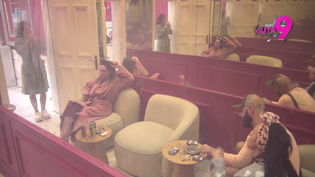 NEMAŠ DOVOLJNO KOŽE?! Vanja otkrila učesnicima da je PONOVO KORIGOVALA ZADNJICU, oni šokirani! (VIDEO)