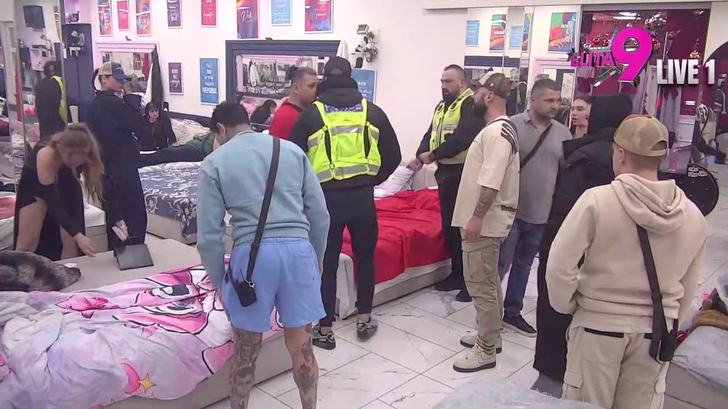 Karambol kakav se ne pamti: Bora Santana doživeo pomračenje i brutalno izvređao Anitu, umešao se Luka i nastao haos epskih razmera! (VIDEO)