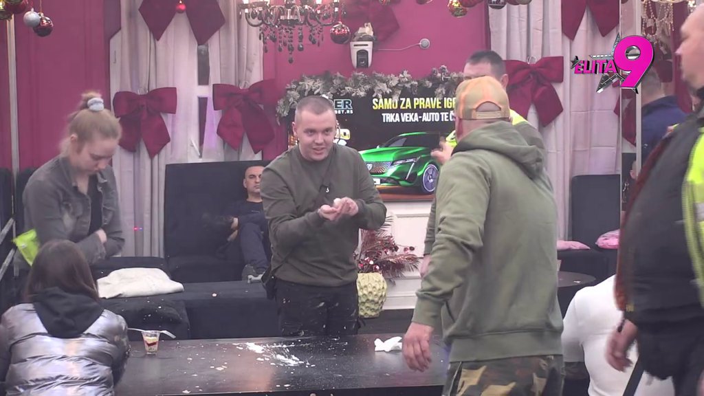 LETI PERJE! Luka skočio preko stola u nameri da dohvati Daču, obezbeđenje ga udaljilo! (VIDEO)